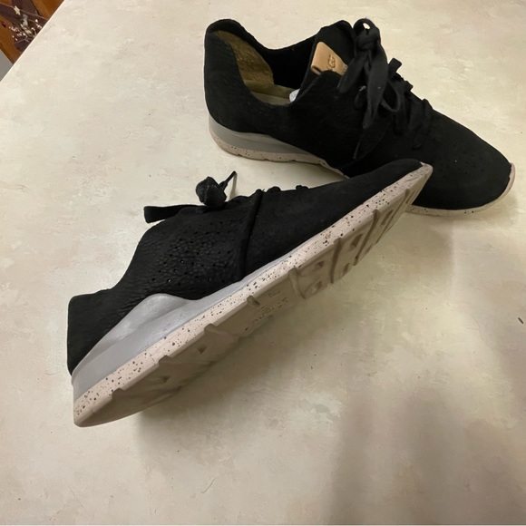 Black UGG TREADLITE runners - Picture 5 of 11